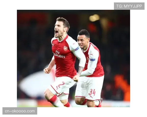 特写：老将告别战，圣埃蒂安队长赛后绕场致谢，带走一块草皮